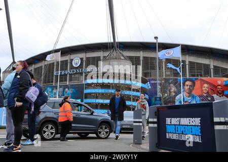 Manchester, Großbritannien. Februar 2024. Die Fans treffen sich vor dem Stadion vor dem Premier League-Spiel Manchester City gegen Chelsea im Etihad Stadium, Manchester, Großbritannien, 17. Februar 2024 (Foto: Conor Molloy/News Images) in Manchester, Großbritannien am 17. Februar 2024. (Foto: Conor Molloy/News Images/SIPA USA) Credit: SIPA USA/Alamy Live News Stockfoto