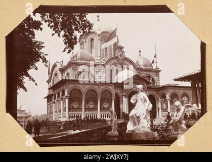 Album der Weltausstellung 1900. Im Vordergrund steht die Statue des griechischen Pavillons. Im Hintergrund der serbische Pavillon. Anonyme Fotografie, 1900. Museum der Schönen Künste der Stadt Paris, Petit Palais. Jahr 1900, Belle Epoque, Universalausstellung 1900 Stockfoto