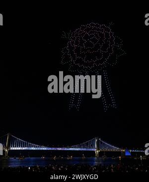 Seoul, Südkorea. Februar 2024. Eine Drohnen-Lichtshow wird am 17. Februar 2024 in Gwangalli Beach in Busan, Südkorea, gezeigt. Quelle: Yao Qilin/Xinhua/Alamy Live News Stockfoto