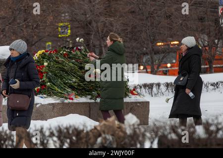 Moskau, Russland. Februar 2024. Einige Bürger legen Blumen auf den Stein von Solovetski, um dem russischen Oppositionsführer Alexej Nawalny zu gedenken, nachdem er in einer Gefängniskolonie, in der er seine Strafe verbüßte, in Moskau starb. Quelle: Nikolay Vinokurov/Alamy Live News Stockfoto