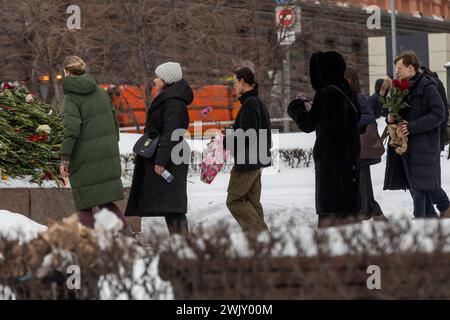 Moskau, Russland. Februar 2024. Einige Bürger legen Blumen auf den Stein von Solovetski, um dem russischen Oppositionsführer Alexej Nawalny zu gedenken, nachdem er in einer Gefängniskolonie, in der er seine Strafe verbüßte, in Moskau starb. Quelle: Nikolay Vinokurov/Alamy Live News Stockfoto