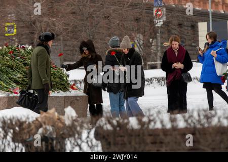 Moskau, Russland. Februar 2024. Einige Bürger legen Blumen auf den Stein von Solovetski, um dem russischen Oppositionsführer Alexej Nawalny zu gedenken, nachdem er in einer Gefängniskolonie, in der er seine Strafe verbüßte, in Moskau starb. Quelle: Nikolay Vinokurov/Alamy Live News Stockfoto
