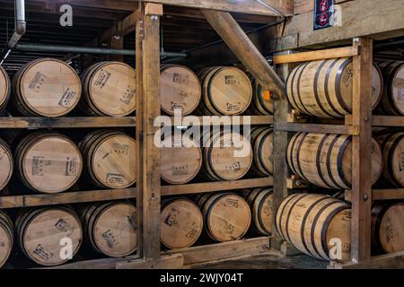 Fässer mit Whiskey-Reifung in einem der Fasshäuser der Jack Daniel Distillery in Lynchburg, Tennessee Stockfoto