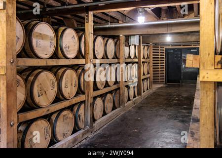 Fässer mit Whiskey-Reifung in einem der Fasshäuser der Jack Daniel Distillery in Lynchburg, Tennessee Stockfoto