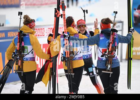 17. Februar 2024, Tschechische Republik, Nove Mesto Na Morave: Biathlon, Weltmeisterschaften, 4 x 6 km Staffel, Frauen. Selina Grotian (von links) aus Deutschland, Vanessa Voigt, Sophia Schneider und Janina Hettich-Walz (von links) freuen sich über ihre Bronzemedaille. Foto: Hendrik Schmidt/dpa Stockfoto