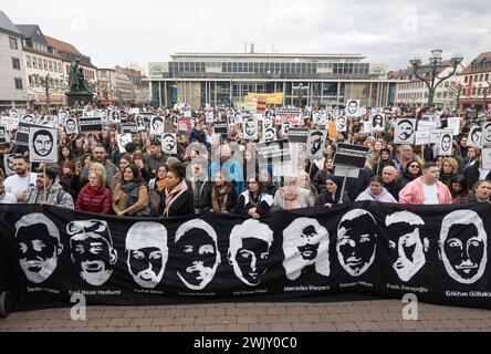 Hanau, Deutschland. Februar 2024. Mehrere tausend Menschen versammeln sich nach einem gedenkmarsch zum vierten Jahrestag des rassistischen Angriffs in Hanau auf dem Marktplatz in der Innenstadt. Quelle: Boris Roessler/dpa/Alamy Live News Stockfoto