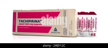 Packung TACHIPIRINA 1000 mg Zäpfchen. Tachipirina enthält Paracetamol, ein Arzneimittel zur Behandlung von Fieber und Schmerzen. Angelini Pharma, Italien Stockfoto