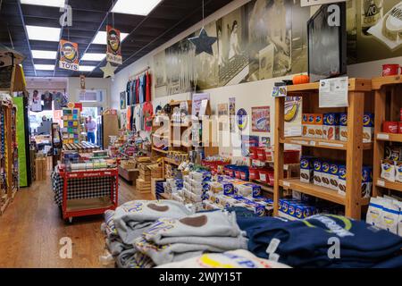 Verschiedene Artikel zum Verkauf im Moon Pie Store in der Innenstadt von Lynchburg, Tennessee Stockfoto