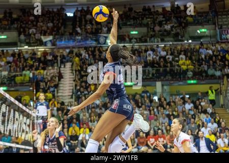 Triest, Italien. Februar 2024. Spike of Love Oghosasere Omoruyi (Fenera Chieri '76) während des FinalFour Italian Cup Frecciarossa 2024 Spiel zwischen Prosecco Doc Imoco Conegliano und Fenera Chieri '76 in PalaTrieste, Triest, Italien am Februar 2024 während des Halbfinals - Prosecco Doc Imoco Conegliano vs reale Mutua Fenera Chieri 76, italienisches Volleyball-Cup-Spiel in Triest, Italien, 17. Februar 2024 Credit: Independent Photo Agency/Alamy Live News Stockfoto