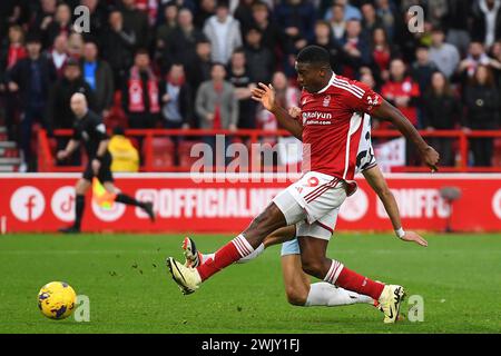 Taiwo Awoniyi aus Nottingham Forest schießt und erzielt ein Tor, um es 1-0 während des Premier League-Spiels zwischen Nottingham Forest und West Ham United am Samstag, den 17. Februar 2024, zu erreichen. (Foto: Jon Hobley | MI News) Credit: MI News & Sport /Alamy Live News Stockfoto