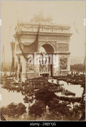 Victor Hugo Beerdigung: Blick auf die Katafalke unter dem Arc de Triomphe und Place de l'Etoile. Anonyme Fotografie. Zeichnen Sie nach dem Catering auf Albuminpapier. Paris (VIII. Arr.), 1. Juni 1885. Haus von Victor Hugo. 101615-31 Triumphbogen, Katafalk, Sarg, Trauerkortege, nationale Trauer, Begräbnisflagge, Begräbnis, Menschenmenge, Beerdigung, Pariser Denkmal, Pariser Denkmal, Obseques, französischer Dichter, viieme viiie VIII 8E 8. 8. Arrondissement Stockfoto