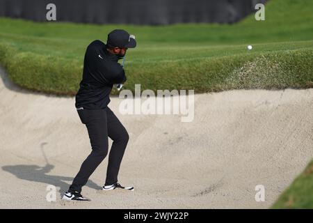 Pacific Palisades, Kalifornien, USA. Februar 2024. TONY FINAU spielt einen Schuss aus dem Grünbunker auf das zweite Loch während der zweiten Runde des Genesis Invitational im Riviera Country Club in Pacific Palisades, Kalifornien. (Kreditbild: © Brenton TSE/ZUMA Press Wire) NUR REDAKTIONELLE VERWENDUNG! Nicht für kommerzielle ZWECKE! Stockfoto