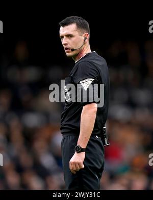 Schiedsrichter Lewis Smith während des Premier League-Spiels in Craven Cottage, London. Bilddatum: Samstag, 17. Februar 2024. Stockfoto