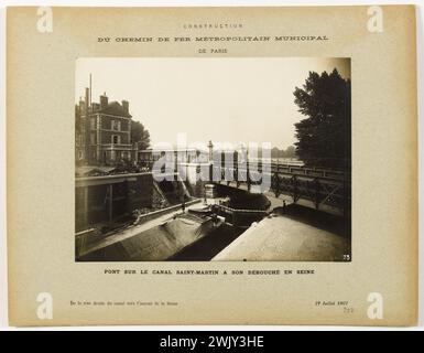 Bau der städtischen Metropolbahn in Paris. Pont auf dem Saint-Martin-Kanal an seinem Ausgang in seine, vom rechten Ufer zum Kanal in Richtung flussaufwärts der seine, 12. Juli 1907. Anonyme Fotografie. Paris, Carnavalet Museum. 123094-11 Stockfoto