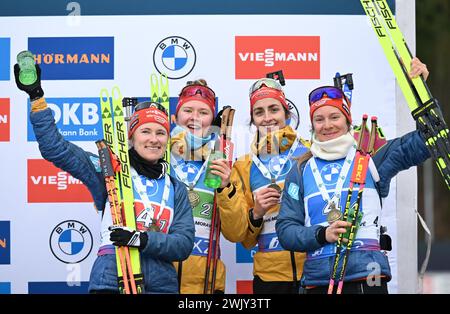 17. Februar 2024, Tschechische Republik, Nove Mesto Na Morave: Biathlon, Weltmeisterschaften, 4 x 6 km Staffel, Frauen. Das deutsche Staffelteam mit Janina Hettich-Walz (von links), Selina Grotian, Vanessa Voigt und Sophia Schneider freut sich über ihre Bronzemedaille. Foto: Hendrik Schmidt/dpa Stockfoto