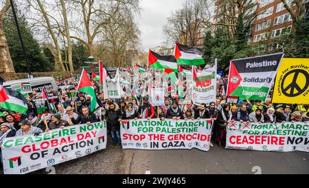 London, Großbritannien. Februar 2024. Ein palästinensischer Protest, der eine Waffenruhe fordert, marschiert jetzt vom Hyde Park zur israelischen Botschaft. Die Menge reagiert weiterhin auf den anhaltenden Ausbruch von Gewalt und die sich entwickelnde israelische Reaktion in Rafah, Gaza. Der Protest wurde von Stop the war, der Palestine Solidarity Campaign UK und Friends of Al Aqsa organisiert. Guy Bell/Alamy Live News Stockfoto