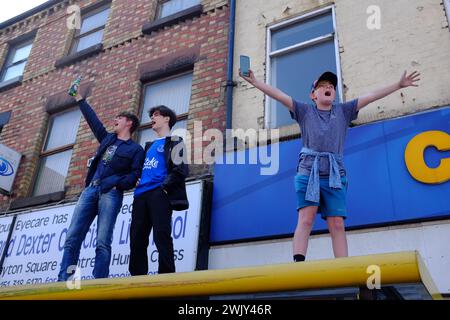 Everton-Fans demonstrieren gegen den 10-Punkte-Abzug, der dem Verein auferlegt wurde, weil er gegen die PSR-Regeln verstoßen hat. Stockfoto