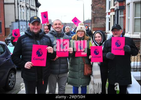 Everton-Fans demonstrieren gegen den 10-Punkte-Abzug, der dem Verein auferlegt wurde, weil er gegen die PSR-Regeln verstoßen hat. Stockfoto