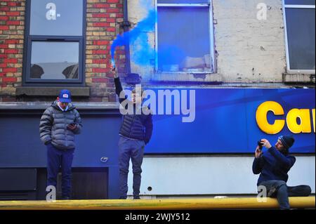 Everton-Fans demonstrieren gegen den 10-Punkte-Abzug, der dem Verein auferlegt wurde, weil er gegen die PSR-Regeln verstoßen hat. Stockfoto