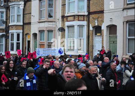 Everton-Fans demonstrieren gegen den 10-Punkte-Abzug, der dem Verein auferlegt wurde, weil er gegen die PSR-Regeln verstoßen hat. Stockfoto