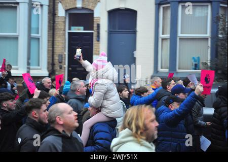 Everton-Fans demonstrieren gegen den 10-Punkte-Abzug, der dem Verein auferlegt wurde, weil er gegen die PSR-Regeln verstoßen hat. Stockfoto