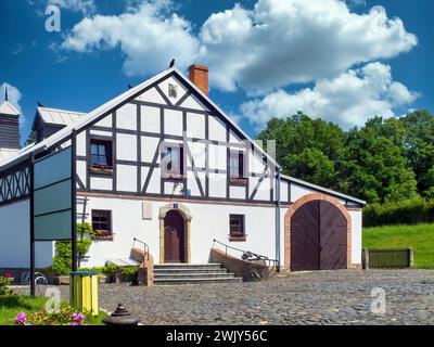 Altes Landhaus im Jahre 2020 restauriert.heute beherbergt es das regionale Museum der Oberlausitzer Kultur.befindet sich in Lesna.Leśna ist eine Stadt im Kreis Lubań, Lowe Stockfoto