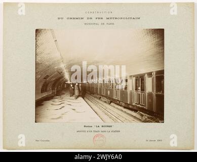 Bau der städtischen Metropolbahn in Paris. Haltestelle „La Bourse“. Ankunft eines Zuges vom Bahnhof nach Courcelles, 31. Januar 1905. Anonyme Fotografie. Silbergelatine-Chlorid-Entnahme. Paris, Carnavalet Museum. 123094-3 Stockfoto