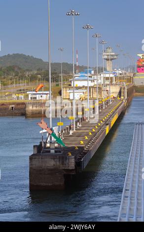 Panamakanal, Panama - 23. Januar 2024: Eintritt zu einer der Cocoli-Kanalschleusen Stockfoto