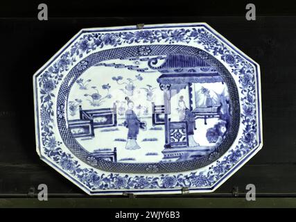 Anonym. Chinesische Lounge, Einrichtung aus Juliette Drouets Haus in Guernsey. Westwand. Eine achteckige Schüssel mit blau-weißen Verzierungen. Keramik. 1750-1850. Paris, das Haus von Victor Hugo. 79110-30 Tischkunst, dekorative Kunst, Chinesisch, Keramik, Chinoiserie, orientalischer Einfluss, Orientalismus, chinesische Lounge, Gerichte, 19. 19. 19. 19. 19. 19. 19. 19. 19 19. Jahrhundert, 18. 18. 18. 18. 18. 18. 18. 18 18. Zentrum Stockfoto