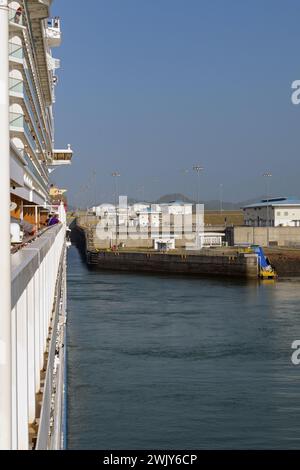 Panamakanal, Panama - 23. Januar 2024: Kreuzfahrtschiff fährt in die Cocoli-Kanalschleusen auf dem Panamakanal ein Stockfoto