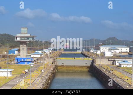 Panamakanal, Panama - 23. Januar 2024: Blick von einem Kreuzfahrtschiff in die Cocoli-Schleusen auf dem Panamakanal Stockfoto