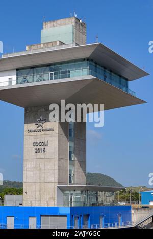 Panamakanal, Panama - 23. Januar 2024: Nahaufnahme des Schleusenturms an der Cocoli-Schleuse am Panamakanal Stockfoto