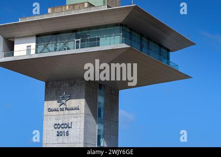 Panamakanal, Panama - 23. Januar 2024: Nahaufnahme des Schleusenturms an der Cocoli-Schleuse am Panamakanal Stockfoto