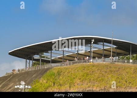 Colon, Panama - 23. Januar 2024: Menschen im Besucherzentrum mit Blick auf die Schleusen von Agua Clara am Panamakanal. Stockfoto