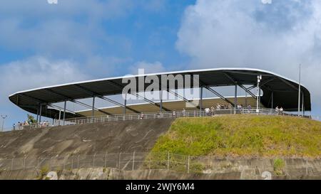 Colon, Panama - 23. Januar 2024: Menschen im Besucherzentrum mit Blick auf die Schleusen von Agua Clara am Panamakanal. Stockfoto