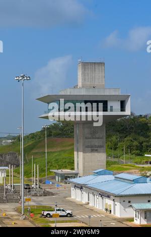 Colon, Panama - 23. Januar 2024: Kontrollturm an den Schleusen von Agua Clara am Panamakanal. Stockfoto