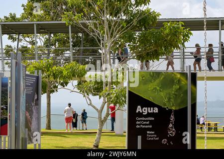 Colon, Panama - 22. Januar 2024: Menschen im Zentrum von vistor der Schleusen von Agua Clara am Panamakanal Stockfoto