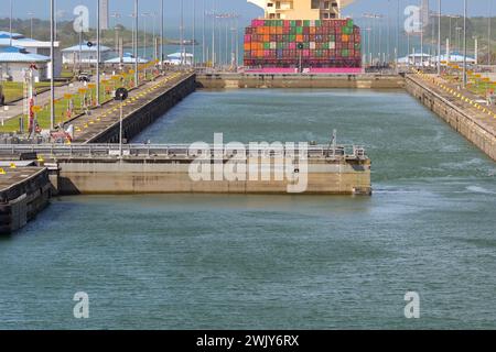 Colon, Panama - 23. Januar 2024: Agua Clara schließt den Panamakanal ab. Im Vordergrund öffnet sich ein Schleusentor, damit ein Schiff einfahren kann Stockfoto