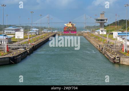 Colon, Panama - 23. Januar 2024: Malerischer Blick auf die Schleusen von Agua Clara am Panamakanal. Im Hintergrund befindet sich ein Containerschiff Stockfoto