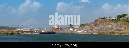 Colon, Panama - 23. Januar 2024: Panoramablick auf die Schleusen von Agua Clara am Panamakanal. Im Hintergrund befindet sich ein Containerschiff Stockfoto
