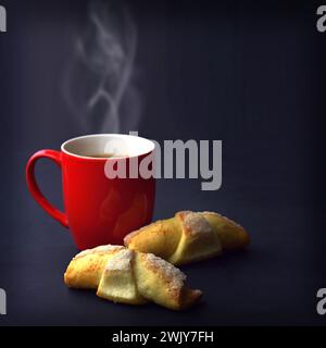 Eine Tasse heißer Kaffee und hausgemachtes Gebäck auf dunklem Hintergrund. Das Konzept des Tagesanfangs. Rote Tasse mit heißem Getränk und süßem Gebäck. Cl Stockfoto