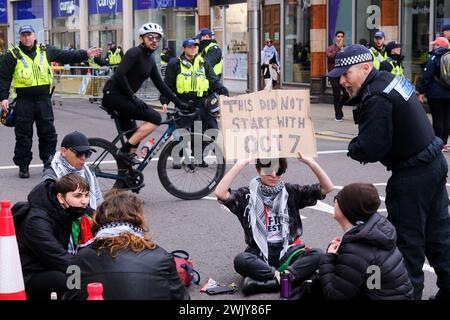 High St Kensington, London, Großbritannien. Februar 2024. Der Marsch für Palästina endet in High St. Kensington in der Nähe der israelischen Botschaft. Quelle: Matthew Chattle/Alamy Live News Stockfoto