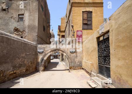 Tor zum Qaytbay Komplex in der Stadt der Toten, Nordfriedhof, Kairo, Ägypten Stockfoto