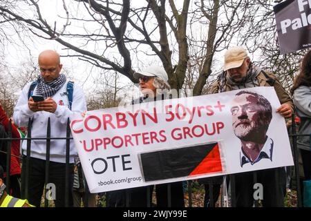 High St Kensington, London, Großbritannien. Februar 2024. Der Marsch für Palästina endet in High St. Kensington in der Nähe der israelischen Botschaft. Quelle: Matthew Chattle/Alamy Live News Stockfoto