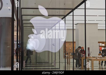 Shanghai, China. Februar 2024. Eine Reflexion des Apple Inc-Logos ist am 17. Februar 2024 in einem Apple Store in Shanghai, China, zu sehen. (Foto: Costfoto/NurPhoto) Credit: NurPhoto SRL/Alamy Live News Stockfoto