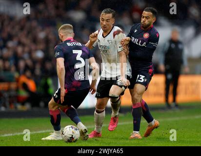 Kane Wilson (Mitte) von Derby County kämpft um den Ball mit Dan Butler von Stevenage (links) und Louis Thompson während des Spiels der Sky Bet League One im Pride Park Stadium in Derby. Bilddatum: Samstag, 17. Februar 2024. Stockfoto