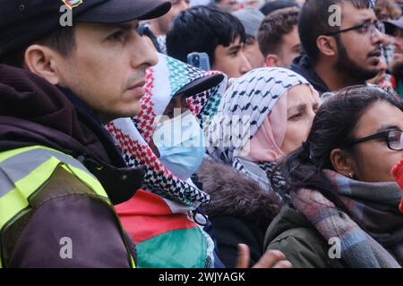 High St Kensington, London, Großbritannien. Februar 2024. Der Marsch für Palästina endet in High St. Kensington in der Nähe der israelischen Botschaft. Quelle: Matthew Chattle/Alamy Live News Stockfoto