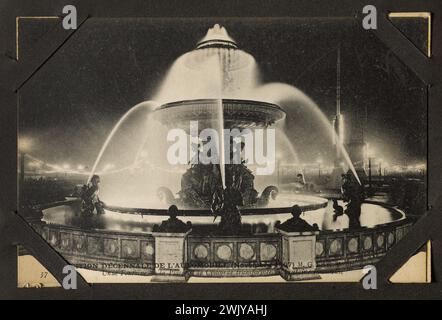 Paris Album ansehen. Diplom in der Automobilausstellung. Postkarte. Editionen ND Phot. 1907. Museum der Schönen Künste der Stadt Paris, Petit Palais. Annies 1900, Automobil, Belle Epoque, elektrische Beleuchtung, Ausstellung, Grand Palais, Transportmittel, Nacht, Transport, Fahrzeug, VIIIEM VIII 8. 8. 8. 8. Arrondissement, Auto, Nachtsicht Stockfoto