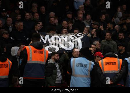 Nottingham, Großbritannien. Februar 2024. Nottingham, Nottinghamshire, 17. Februar 2024: Fans von West Ham United halten ein Moyes-Out-Banner während des Premier League-Fußballspiels zwischen Nottingham Forest und West Ham United auf dem City Ground in Nottingham, England. (James Whitehead/SPP) Credit: SPP Sport Press Photo. /Alamy Live News Stockfoto