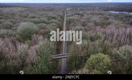 Frankreich. Februar 2024. © PHOTOPQR/VOIX DU NORD/PIERRE ROUANET; 14/02/2024; Wallers Arenberg, le 14/02/2024. Vol en drone au dessus de la Dreve des boules d'Herin, la Trouee d'Arenberg, secteur pave emblematique de la Course cycliste Paris Roubaix (cyclisme, UCI, l'enfer du Nord). Foret domaniale de Raismes Saint Amand Wallers. FOTO PIERRE ROUANET LA VOIX DU NORD - Drohnenflug über dem Dreve des boules d'Herin, dem Trouee d'Arenberg, dem emblematischen Kopfsteinpflastersektor des Pariser Roubaix-Radrennens 14. Februar 2024 Credit: MAXPPP/Alamy Live News Stockfoto